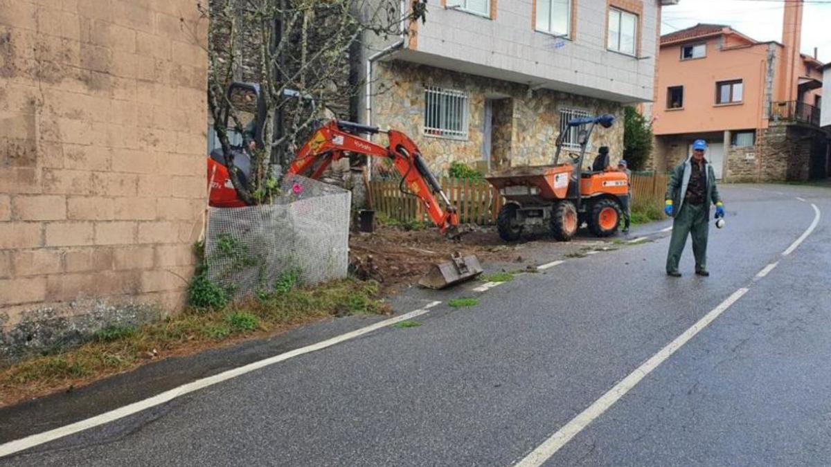 Los operarios ya comenzaron los trabajos en Outeiro.