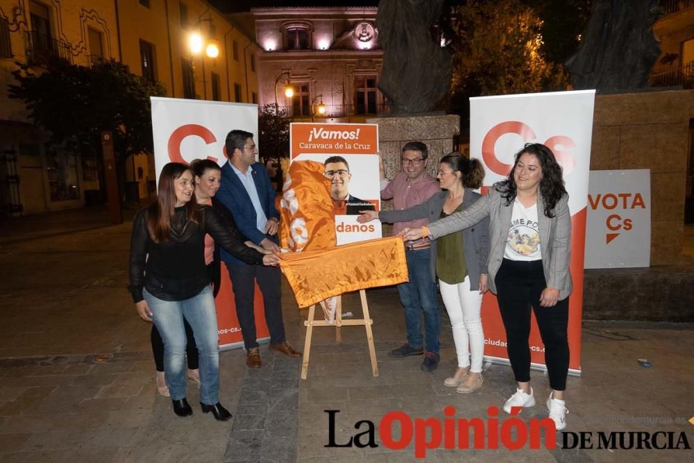 Pegada de carteles en Caravaca