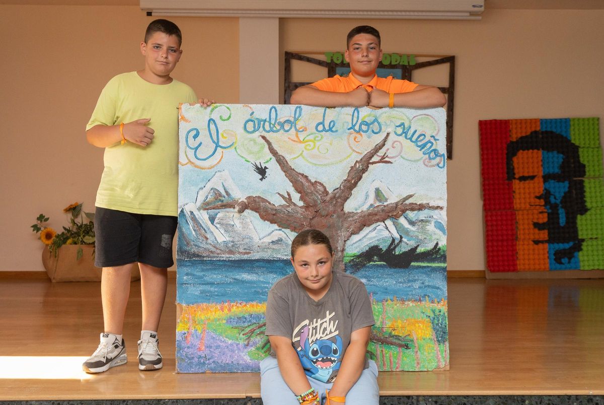 Emilio, Pilar y Julio, de la familia Gabarre Aguilar, reciben apoyo del programa CaixaProinfancia en la Fundación María Auxiliadora, este jueves.