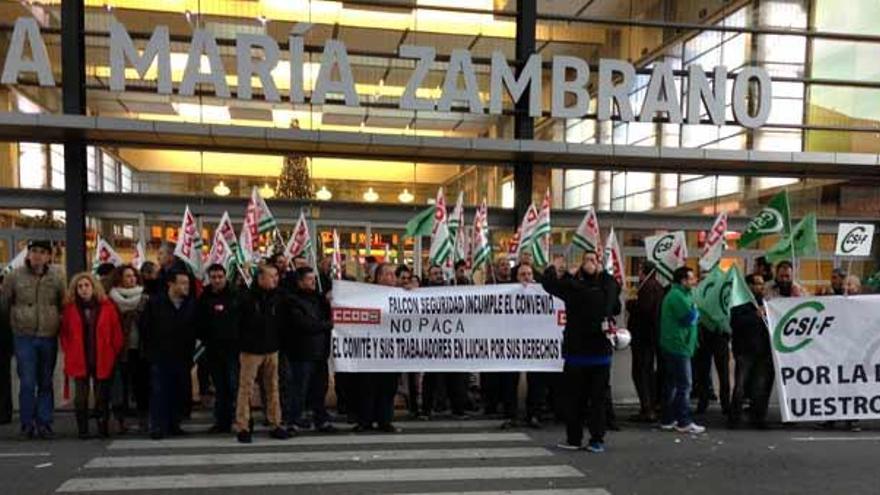 Imagen de la protesta, esta mañana en la estación del AVE.