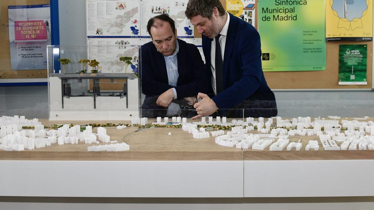 El delegado de Urbanismo del Ayuntamiento de Madrid, Borja Carabante, y el concejal presidente del distrito de Latina, Alberto González, ante una maqueta del soterramiento de la A5.