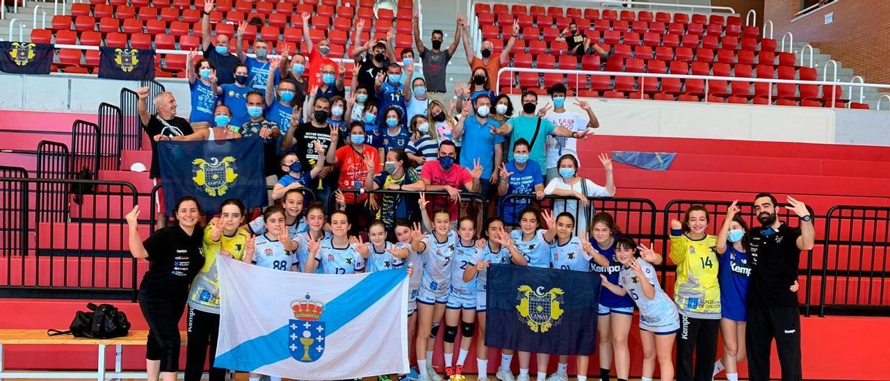 El equipo y los aficionados cangueses desplazados hasta Elda tras lograr hoy la medalla de bronce.