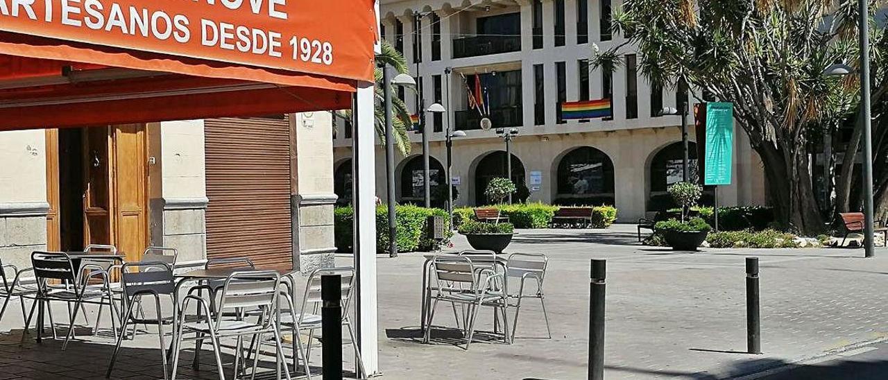 Una cafetería con la terraza vacía en la céntrica plaza ubicada junto al Ayuntamiento de Sant Joan d&#039;Alacant.