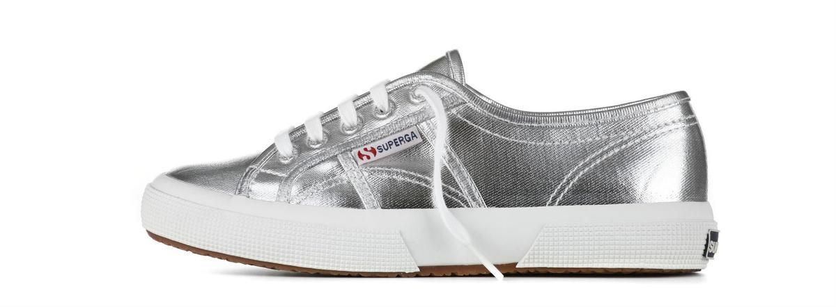 Prendas metalizadas para el verano: zapatillas de Superga