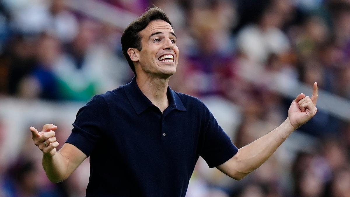 El técnico del Rayo Vallecano, Iñigo Pérez, dirigiendo a su equipo en LaLiga