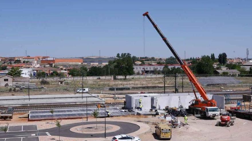 Edificación prefabricada que acogerá el equipamiento de circulación y seguridad de la alta velocidad.