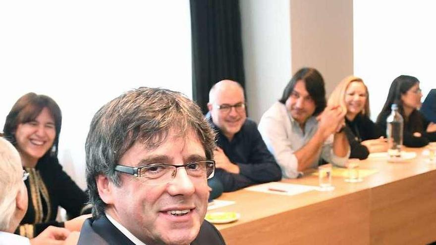 Puigdemont, ayer, en Bruselas, con el grupo parlamentario de JxC.