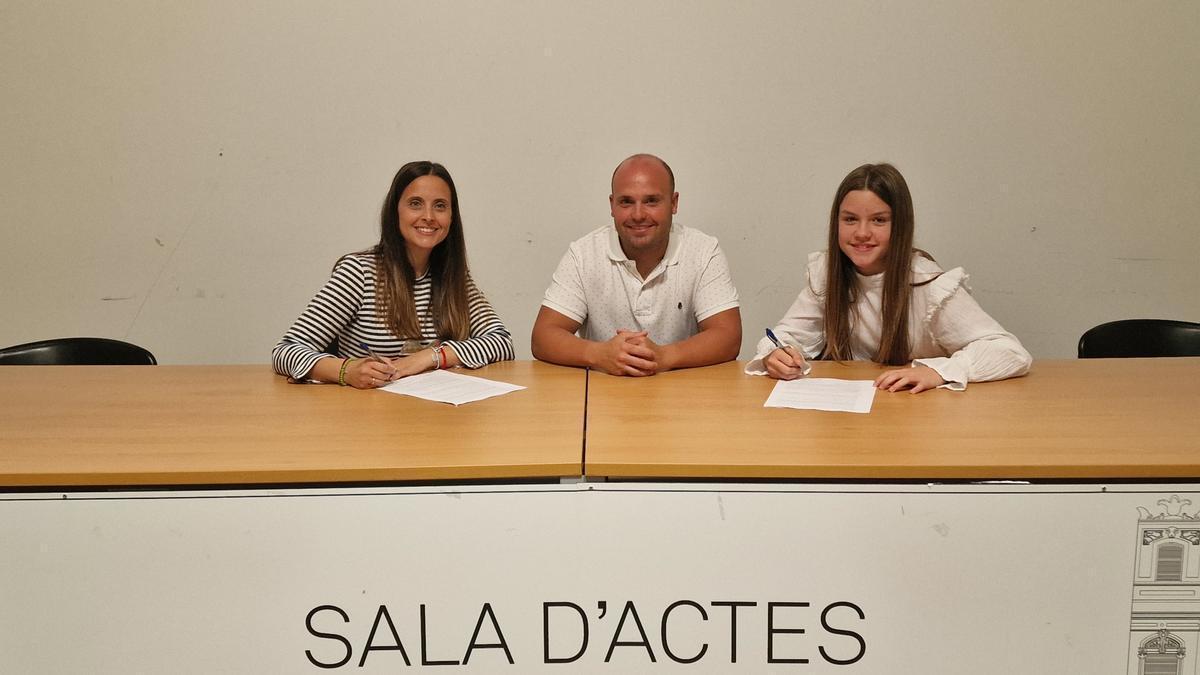 Las nuevas falleras mayores de Algemesí junto al presidente de la JLF.