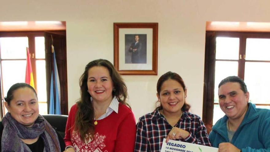 Por la izquierda, Rossana Portillo, Blanca Páez, Mariela Cuevas y Marcela Rodríguez, con el cartel anunciador.