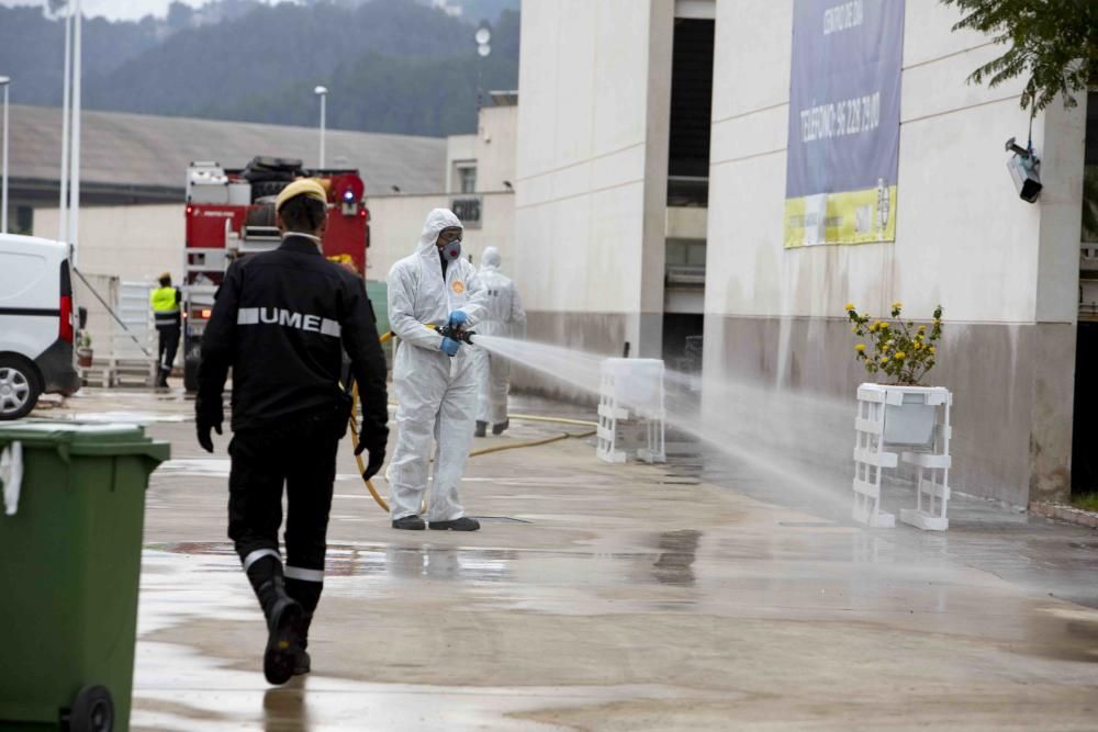 La Unidad Militar de Emergencia (UME) ha hecho parada hoy en Xàtiva para limpiar y desinfectar las zonas especialmente sensibles