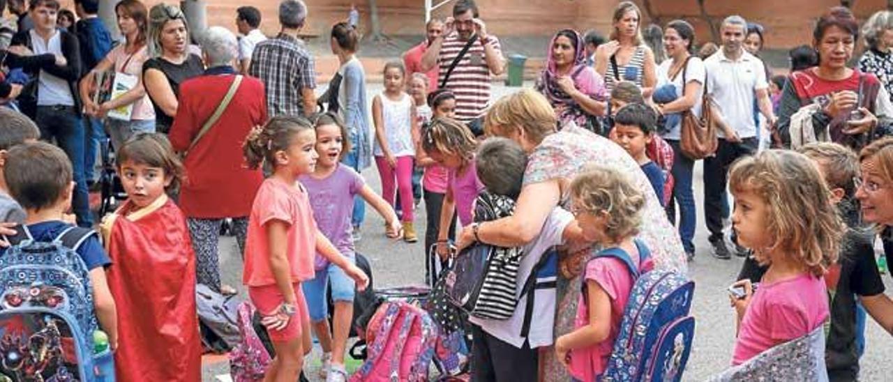 Imagen de un colegio el día de inicio del curso.