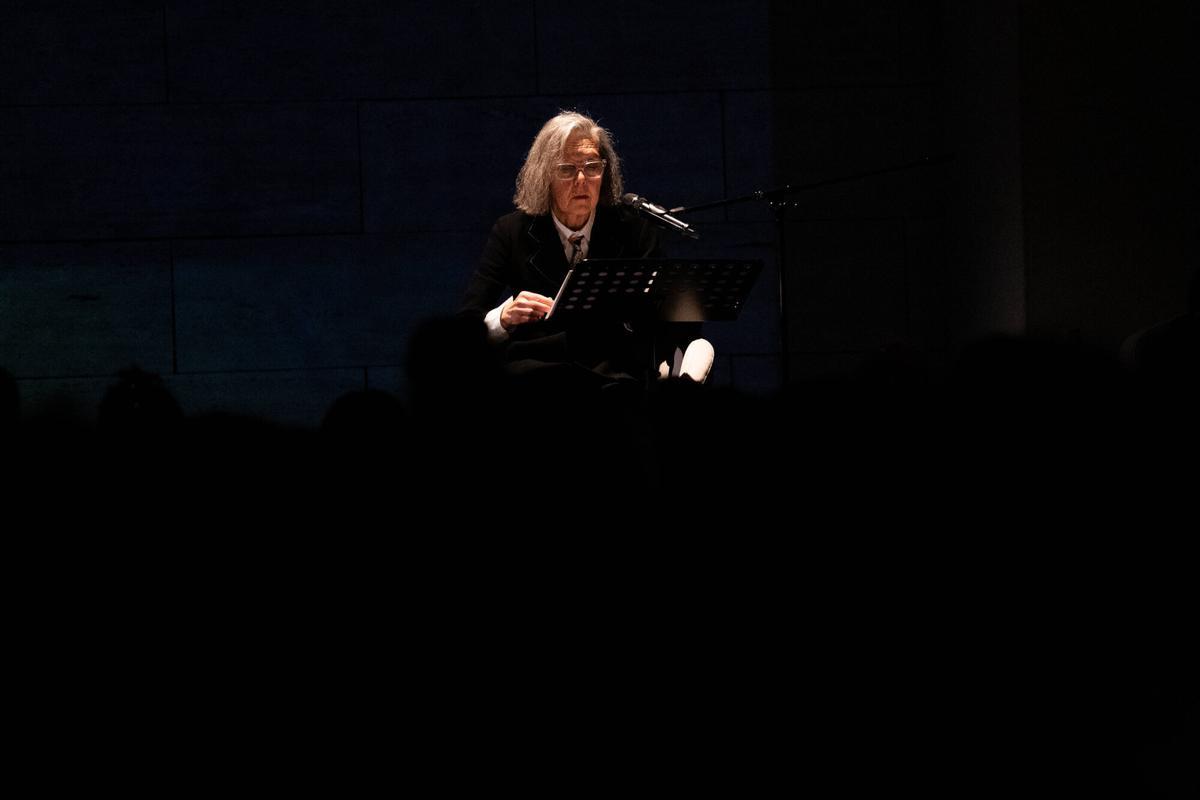 Barcelona. 12/05/2025. Cultura. Anne Carson interpreta los textos 'By Chance the Cycladic People' y 'Possessive Used as Drink (Me) A Lecture on Pronouns' durante el festival Barcelona Poesia, en el CCCB. AUTOR: Marc Asensio Barcelona, Catalunya, España, Anne Carson, literatura, poesía contemporánea, interpretación, cultura, Barcelona Poesia, CCCB, artista, arte, Robert Currie, James Merry, Adalheidur Halldorsdottir