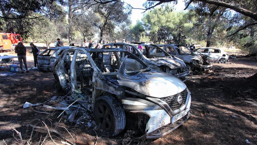 Barajan los petardos como causa del incendio que ha calcinado 13 coches en Fuente la Reina y de otro en el camí la Ratlla