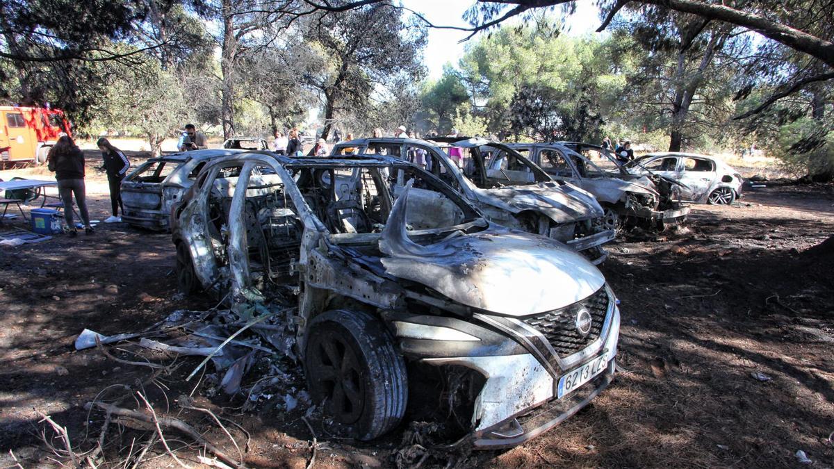 Un incendio en la Romeria calcina 13 vehículos