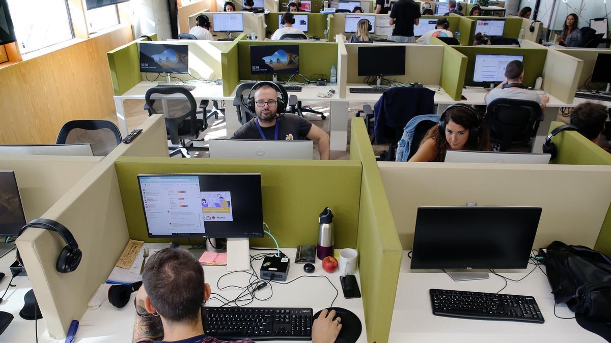 Trabajadores en una empresa de Barcelona. / Ricard Cugat Trabajadores en una empresa de Barcelona. / Ricard Cugat