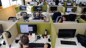 Trabajadores en una empresa de Barcelona. / Ricard Cugat