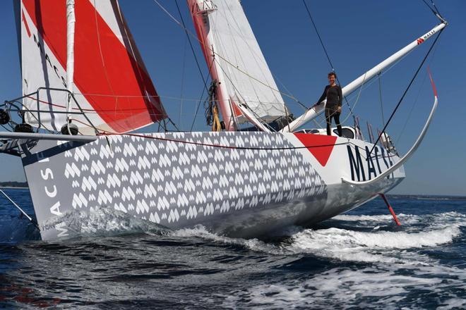 Isabelle Joschke navega su Imoca 60 monocasco MACSF en Lorient, oeste de Francia.