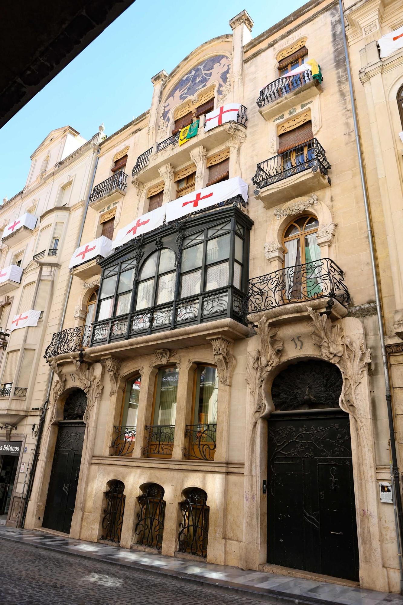 El centro de Alcoy se engalana para las Fiestas de Moros y Cristiano