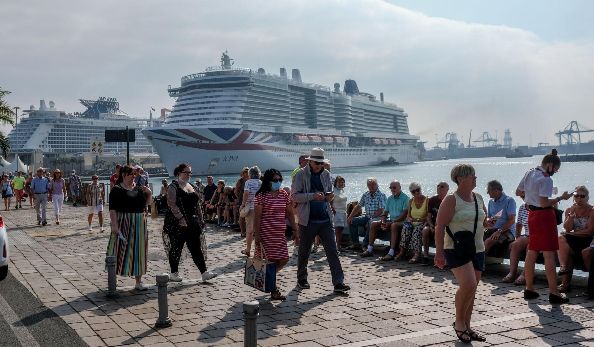Visita inaugural de los cruceros 'Iona', de P&O Cruises, y 'Celebrity Apex', de la naviera Celebrity Cruises