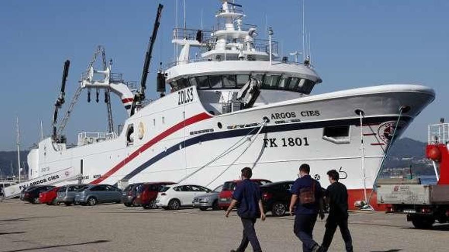 El &quot;Argos Cíes&quot;, amarrado en el puerto de Vigo. // José Lores