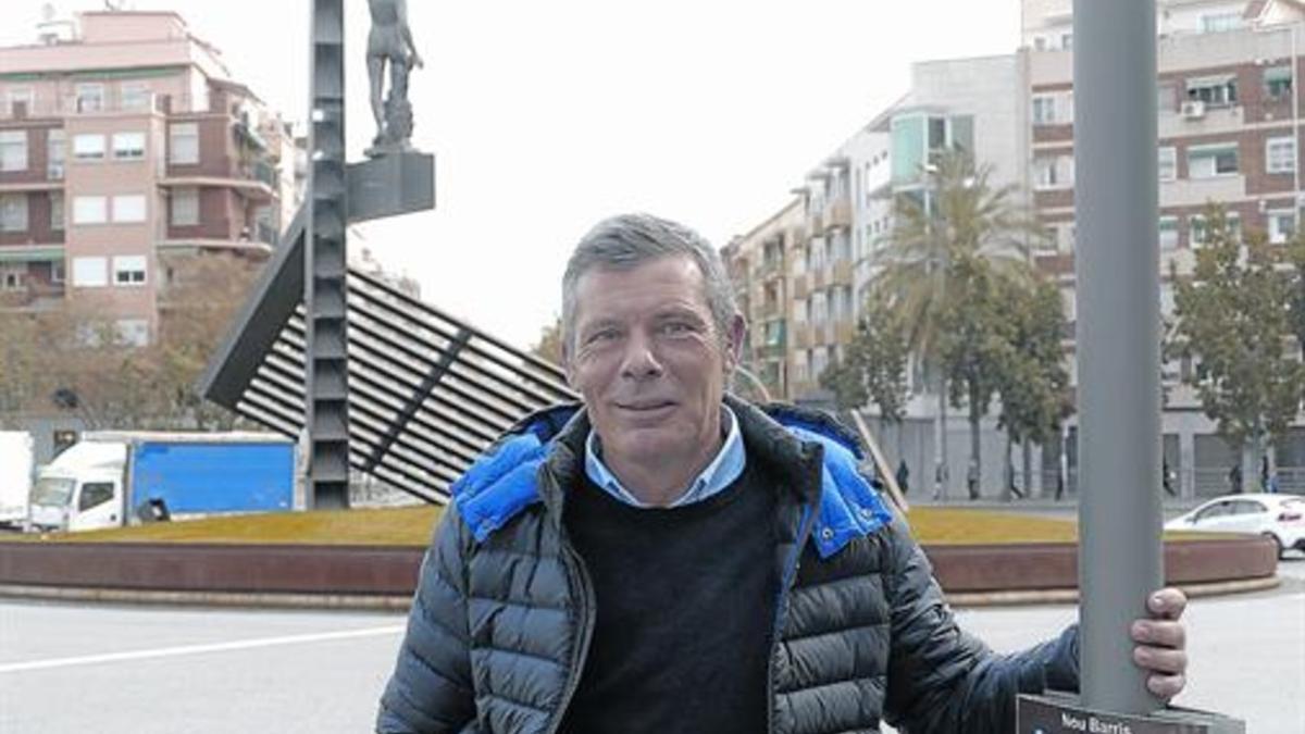 El entrenador de baloncesto Joan Montes, en la plaza de la República, hasta hace poco de Llucmajor.