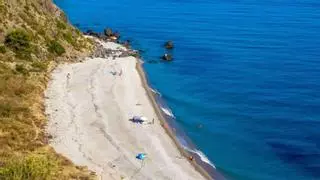 Esta es la playa de Andalucía que tiene una piscina natural de agua dulce pegada al mar: es una de las más bonitas y tranquilas