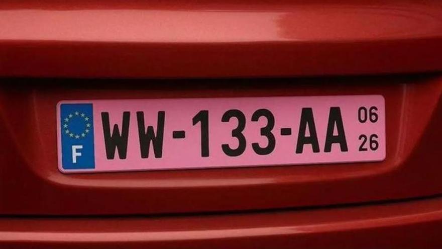La nueva matrícula rosa que ya puedes ver en carretera: qué significa y por qué no es de la DGT