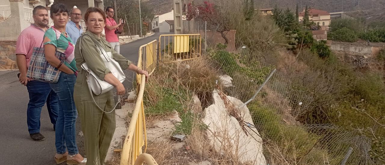La concejala Toni Morillas con la presidenta vecinal Irene Perea, en un tramo desplomado de la calle principal del barrio, la calle Fuente Alegre.