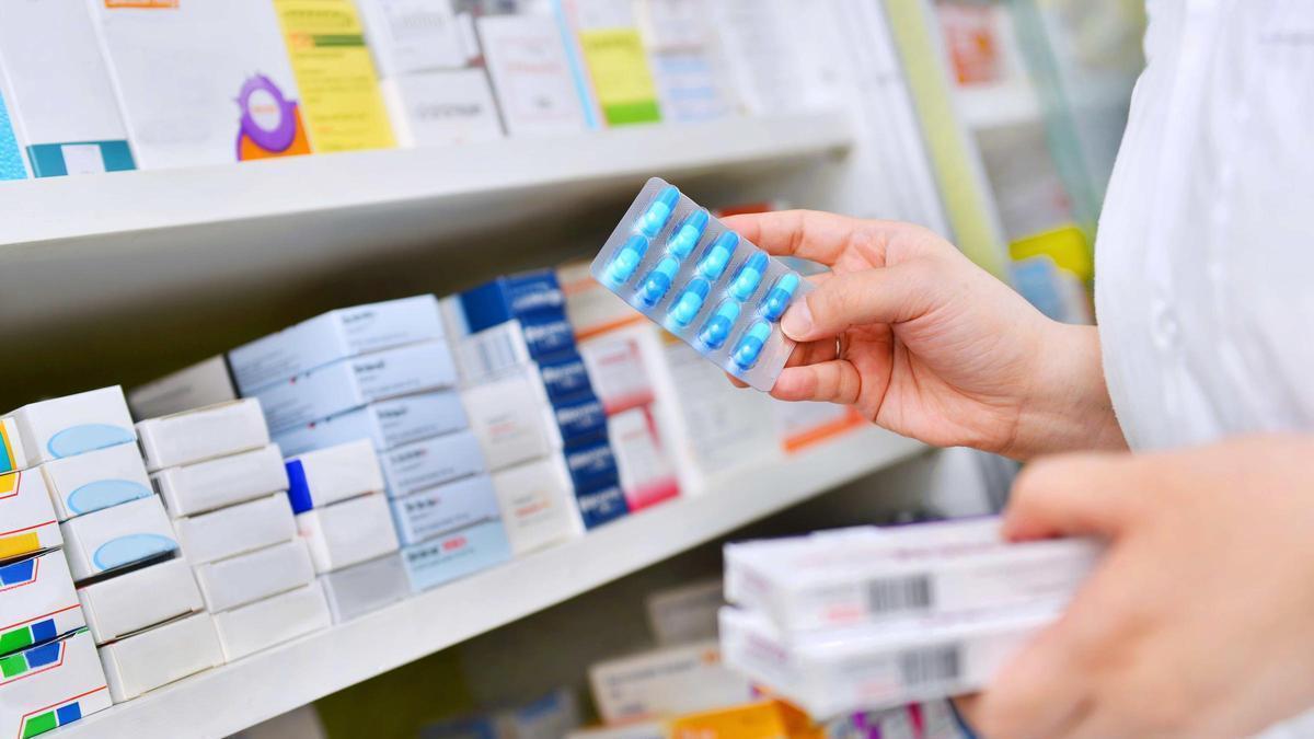 Una farmacéutica con medicamentos.