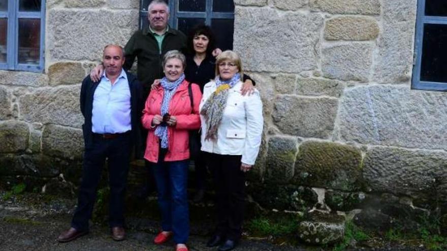 Concha Fandiño (centro), Josefa Otero (dcha), José Manuel Coya (arriba) y los alumnos Serafín Lorenzo y Paquita Piñeiro, ayer, ante la antigua escuela   // G.N.