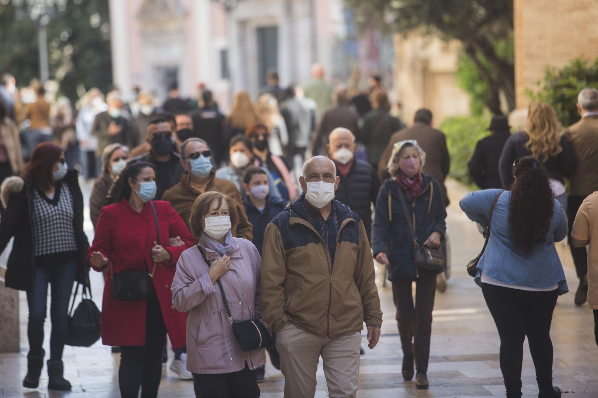 El sol y las buenas temperaturas abarrotan València