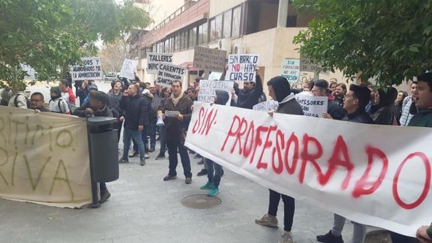 Los alumnos del Instituto Náutico Pesquero de Alicante llevan a Agricultura la degradación del centro