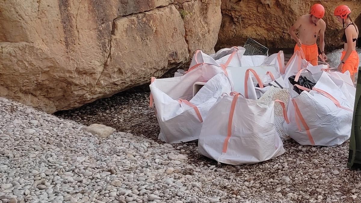 Els socorristes van carregar les saques en les embarcacions i les van traure per la mar