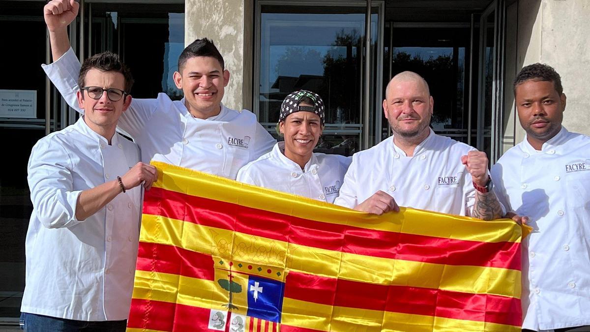 Los campeones celebran junto a la bandera de Aragón el título