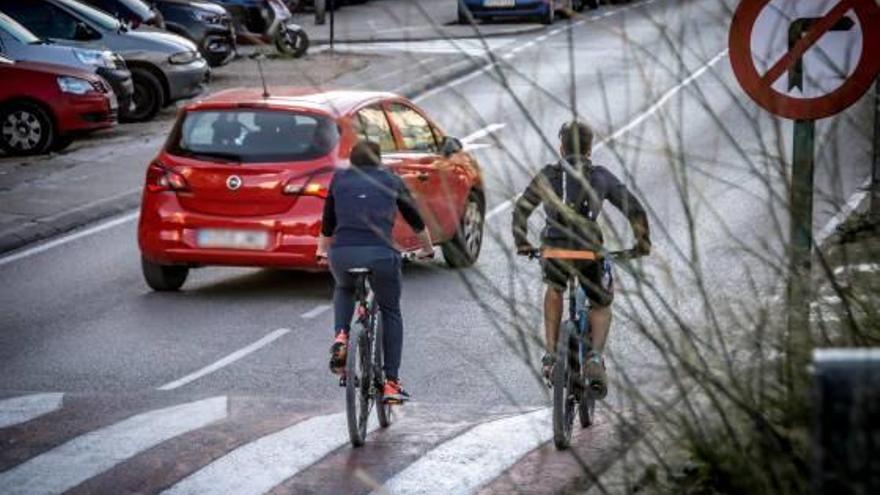 Ciclistas circulando por la calle Escultor Peresejo, justo por donde transcurrirá la ruta.