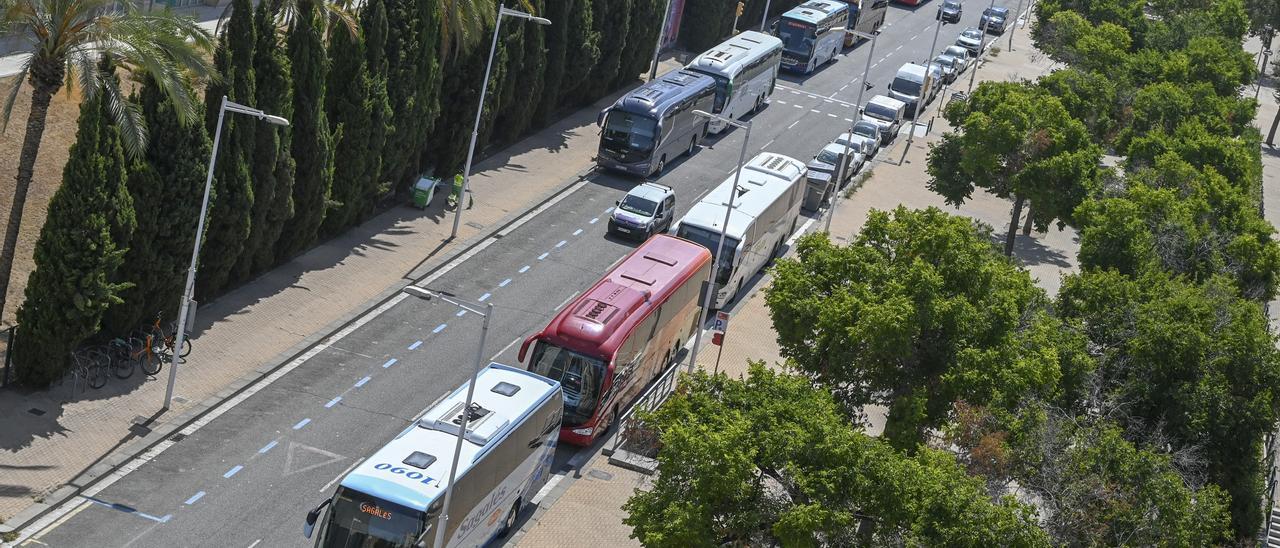 Autocares estacionados aguardan a que finalicen las excursiones en la Sagrada Família.