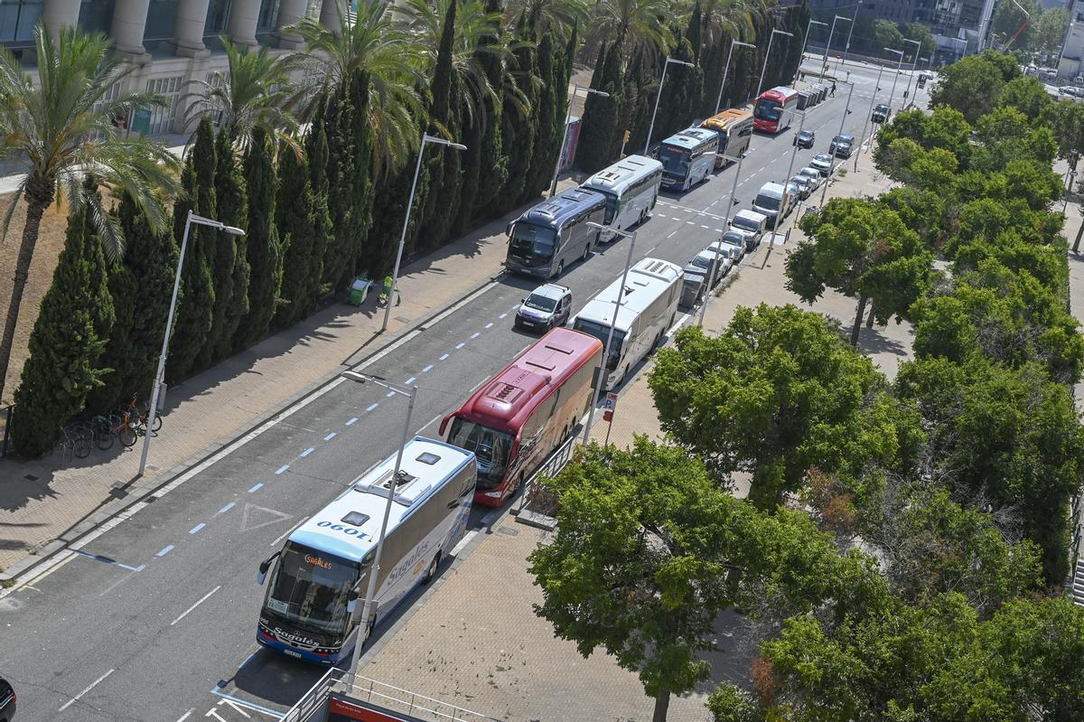 Veïns de l’Eixample farts d’autocars d’excursionistes: «Si no s’arregla iniciarem protestes»