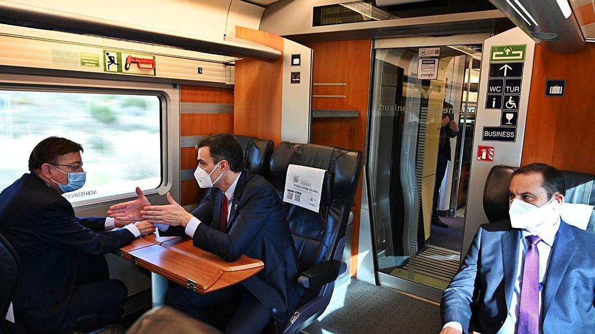 Ximo Puig y Pedro Sánchez conversando ayer en el AVE, con José Luis Ábalos a su izquierda.