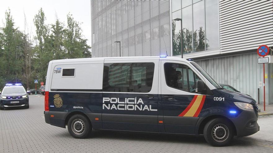 La Policía Nacional detiene en Ourense a dos hombres por robos en establecimientos: atribuye ocho delitos a uno de ellos