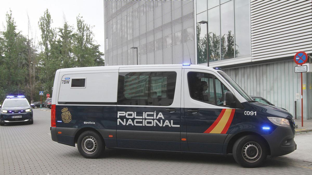 Un vehículo de la Policía Nacional lleva a detenidos al edificio judicial de Ourense, en una imagen de archivo.