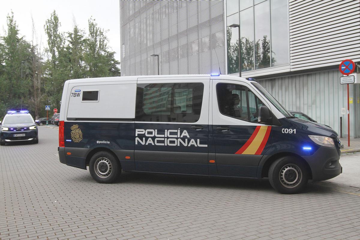 La Policía traslada al edificio judicial a unos detenidos, en una imagen de archivo.
