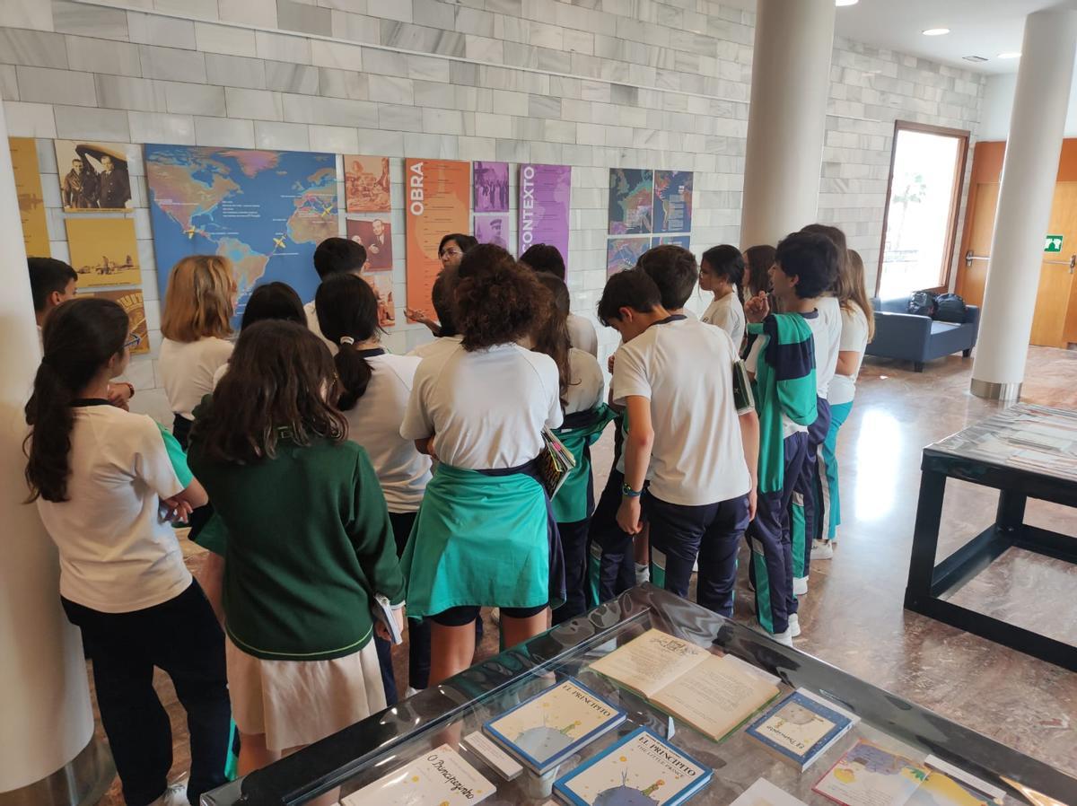 Alumnado del Colegio San José Dominicas FESD esta mañana en la Biblioteca Pública del Estado durante su visita a la exposición 'El Principito y El Aviador'.