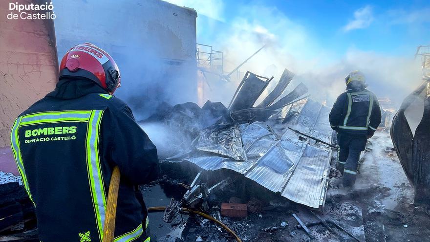 El incendio en un remolque se propaga a una vivienda en Vila-real