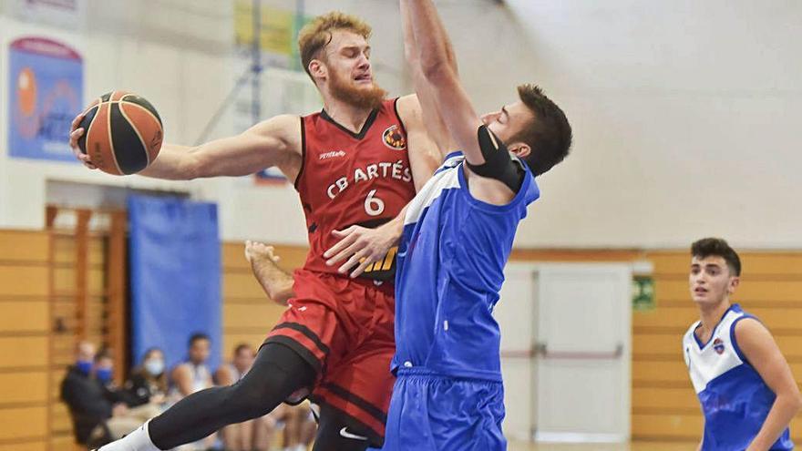 Lazar Mutic, en plena lluita amb Sergi Solé, en una acció del partit