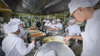 El puchero canario que sienta cátedra: los estudiantes de cocina y restauración que despachan más de 100 menús en un día