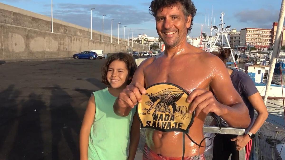 Christian Jongeneel posa con su hijo Erik antes de partir a La Gomera este martes 14 de octubre en una travesía que realizó a nado por una causa solidaria.