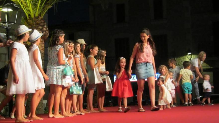 Desfile de moda en la plaza de Campanet