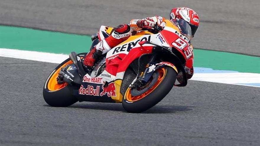 Márquez derrota a Dovizioso en la última curva del GP de Tailandia