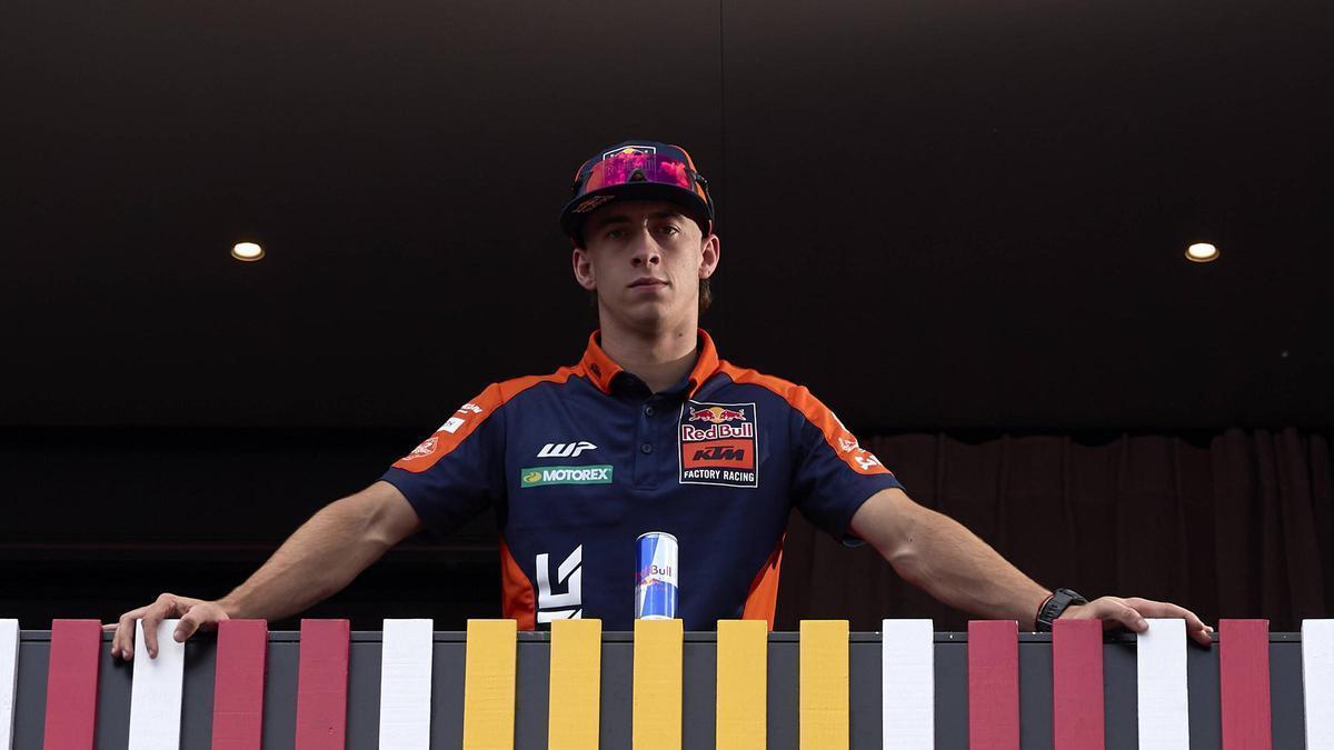Pedro Acosta posa en el circuito de Montmeló donde este fin de semana se celebra el Gran Premio de Catalunya.