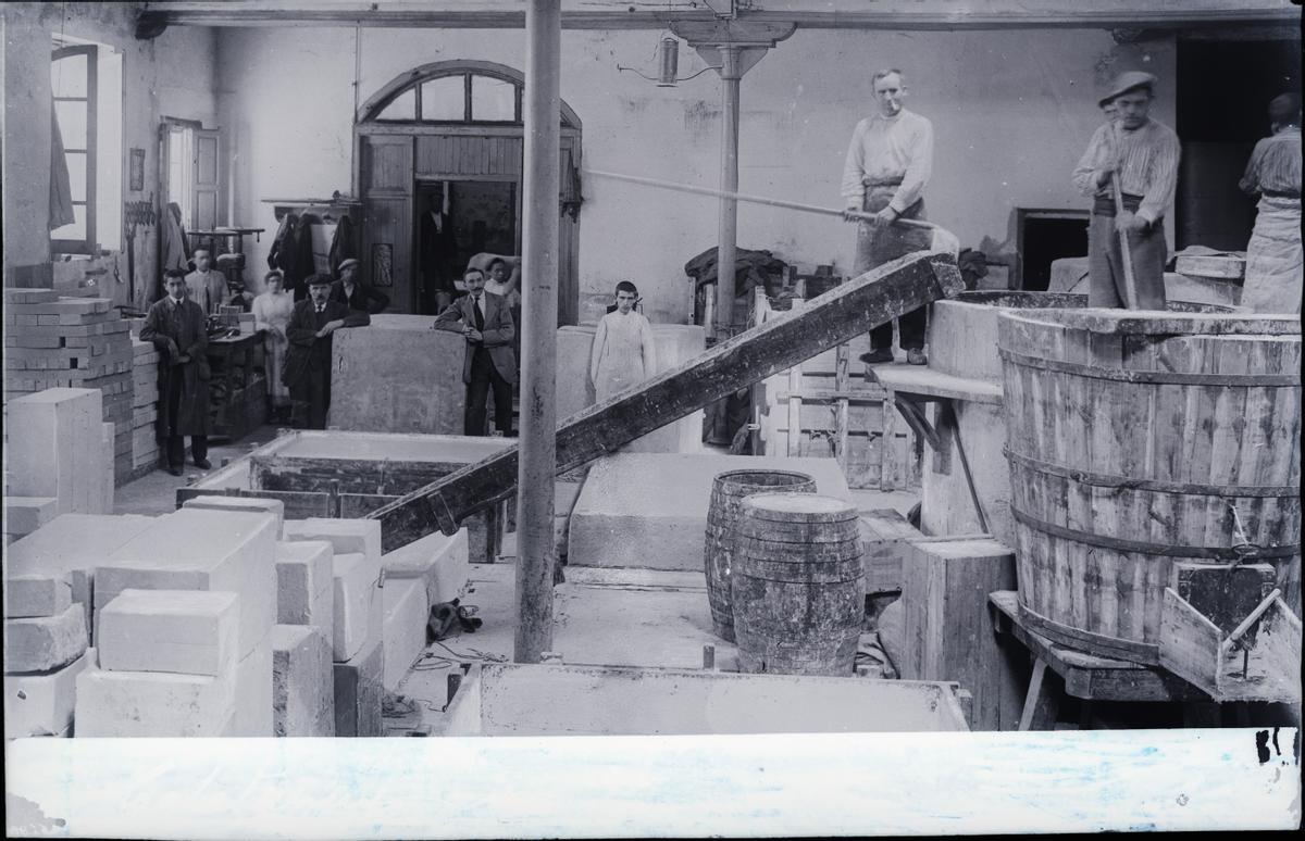 Empleados de una fábrica de jabón de Calatayud, un recuerdo que habría caído en el olvido sin la fototipia de Thomas.